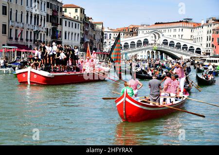 Foto Tagliapietra/Masini/LaPresse 29/05/2021 - Venezia, Italia Cronaca Promozione del Venezia Calcio in Serie A. Corteo acqueo in Canal Grande e Festa auf dem Markusplatz. Foto Tagliapietra/Masini/LaPresse 29. Mai 2021 Venedig - Italien Fußballsport Serie A, Venezia feiert Promotion in Venedig im Bild: Venezia feiert Promotion in Serie A Stockfoto