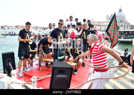 Foto Tagliapietra/Masini/LaPresse 29/05/2021 - Venezia, Italia Cronaca Promozione del Venezia Calcio in Serie A. Corteo acqueo in Canal Grande e Festa auf dem Markusplatz. Foto Tagliapietra/Masini/LaPresse 29. Mai 2021 Venedig - Italien Fußballsport Serie A, Venezia feiert Promotion in Venedig im Bild: Venezia feiert Promotion in Serie A Stockfoto