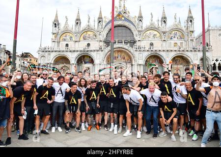 Foto Tagliapietra/Masini/LaPresse 29/05/2021 - Venezia, Italia Cronaca Promozione del Venezia Calcio in Serie A. Corteo acqueo in Canal Grande e Festa auf dem Markusplatz. Foto Tagliapietra/Masini/LaPresse 29. Mai 2021 Venedig - Italien Fußballsport Serie A, Venezia feiert Promotion in Venedig im Bild: Venezia feiert Promotion in Serie A Stockfoto