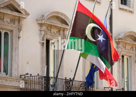 Mauro Scrobogna /LaPresse 31. Mai 2021&#xa0; Rom, Italien PolitikPalazzo Chigi - Besuch des Ministerpräsidenten von Libyen auf dem Foto: Flaggen von Libyen Italien und Europa an der Fassade des Regierungspalastes Stockfoto