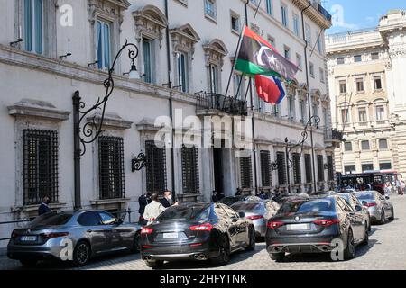 Mauro Scrobogna /LaPresse 31. Mai 2021&#xa0; Rom, Italien PolitikPalazzo Chigi - Besuch des Ministerpräsidenten von Libyen auf dem Foto: Flaggen von Libyen Italien und Europa an der Fassade des Regierungspalastes Stockfoto