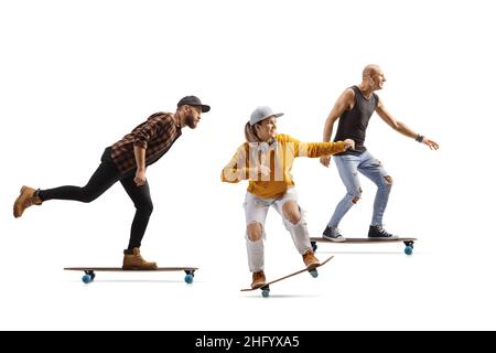 Eine Frau und zwei Männer reiten auf Skateboards isoliert auf weißem Hintergrund Stockfoto