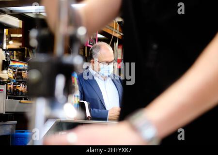 Mauro Scrobogna /LaPresse 05. Juni 2021&#xa0; Rom, Italien Politik Wahlkampf Verwaltungswahlen - Demokratische Partei auf dem Foto: Ehemaliger Wirtschaftsminister Roberto Gualtieri Kandidat der PD im Mitte-Links-Primär während seines Marktbesuchs in der Via Orvieto Stockfoto