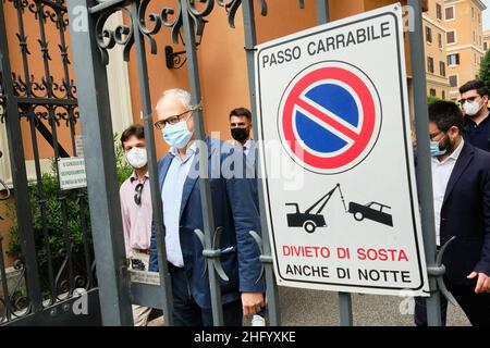 Mauro Scrobogna /LaPresse 05. Juni 2021&#xa0; Rom, Italien Politik Wahlkampf Verwaltungswahlen - Demokratische Partei auf dem Foto: Ehemaliger Wirtschaftsminister Roberto Gualtieri Kandidat der PD im Mitte-Links-Primär während seines Marktbesuchs in der Via Orvieto Stockfoto