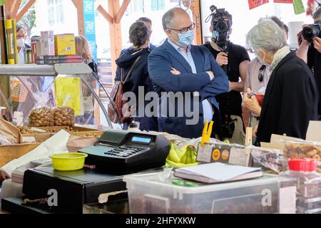 Mauro Scrobogna /LaPresse 05. Juni 2021&#xa0; Rom, Italien Politik Wahlkampf Verwaltungswahlen - Demokratische Partei auf dem Foto: Ehemaliger Wirtschaftsminister Roberto Gualtieri Kandidat der PD im Mitte-Links-Primär während seines Marktbesuchs in der Via Orvieto Stockfoto