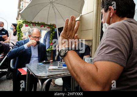 Mauro Scrobogna /LaPresse 05. Juni 2021&#xa0; Rom, Italien Politik Wahlkampf Verwaltungswahlen - Demokratische Partei auf dem Foto: Ehemaliger Wirtschaftsminister Roberto Gualtieri Kandidat der PD im Mitte-Links-Primär während seines Marktbesuchs in der Via Orvieto Stockfoto