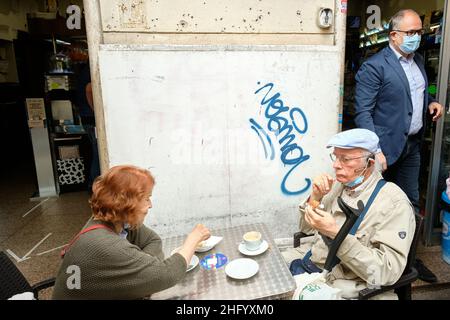 Mauro Scrobogna /LaPresse 05. Juni 2021&#xa0; Rom, Italien Politik Wahlkampf Verwaltungswahlen - Demokratische Partei auf dem Foto: Ehemaliger Wirtschaftsminister Roberto Gualtieri Kandidat der PD im Mitte-Links-Primär während seines Marktbesuchs in der Via Orvieto Stockfoto