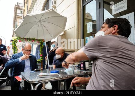 Mauro Scrobogna /LaPresse 05. Juni 2021&#xa0; Rom, Italien Politik Wahlkampf Verwaltungswahlen - Demokratische Partei auf dem Foto: Ehemaliger Wirtschaftsminister Roberto Gualtieri Kandidat der PD im Mitte-Links-Primär während seines Marktbesuchs in der Via Orvieto Stockfoto