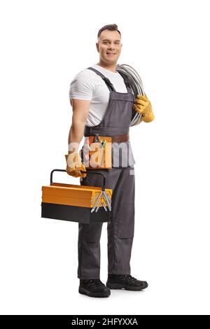 Elektriker, der Kabel auf der Schulter trägt, und einen isolierten Werkzeugkasten auf weißem Hintergrund Stockfoto