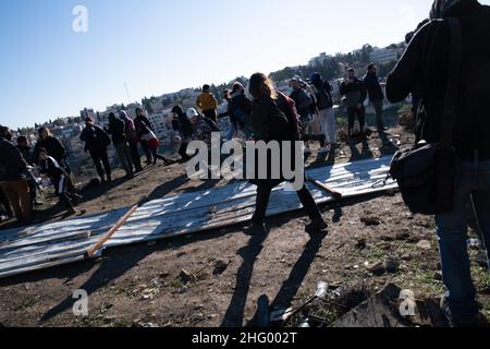 Die israelische Polizei zerstörte die Pflanzenküserei der Familie Sahlhiya und räumte den Inhalt ihres Hauses in Sheikh Jarrah aus. Das Grundstück, das von der Gemeinde Jerusalem enteignet wurde, ist laut der Gemeinde für den Bau von Bildungseinrichtungen für die Nachbarschaft bestimmt. Die Familie war mit Kraftstoff- und Gasflaschen auf das Dach gegangen und drohte, sich selbst zu verbrennen, falls die Bewohner gewaltsam vertrieben würden. 17th. Januar 2022. (Matan Golan/Alamy Live News) Stockfoto