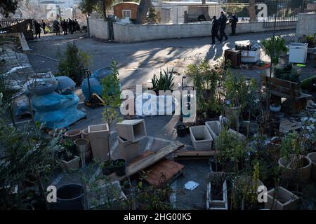 Die israelische Polizei zerstörte die Pflanzenküserei der Familie Sahlhiya und räumte den Inhalt ihres Hauses in Sheikh Jarrah aus. Das Grundstück, das von der Gemeinde Jerusalem enteignet wurde, ist laut der Gemeinde für den Bau von Bildungseinrichtungen für die Nachbarschaft bestimmt. Die Familie war mit Kraftstoff- und Gasflaschen auf das Dach gegangen und drohte, sich selbst zu verbrennen, falls die Bewohner gewaltsam vertrieben würden. 17th. Januar 2022. (Matan Golan/Alamy Live News) Stockfoto
