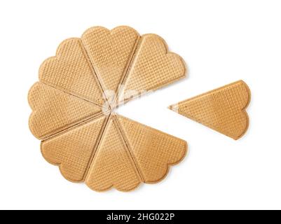 Garnieren herzförmige Wafer sind in einer Radform isoliert auf einem weißen Hintergrund. Dünne Waffelplätzchen zur Dekoration von Dessert-Eis. Stockfoto