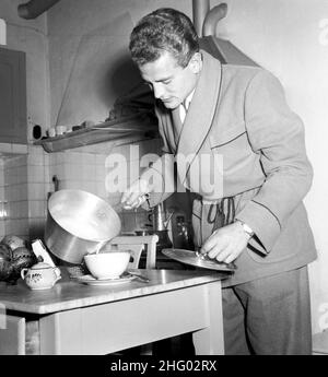 ***** Kollektion Juventus ***** © Silvio Durante /LAPRESSE Inverno 1950 Archivio Storico Sport Calcio IL CAMPIONE DELLA JUVENTUS NELLA SUA ABITAZIONE Nella foto: GIAMPIERO BONIPERTI fa colazione bevendo un uovo fresco prima di recarsi all'allenamento. Neg. 2823 Stockfoto