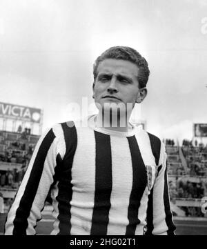 ***** Kollektion Juventus ***** © Silvio Durante /LAPRESSE April 1951 Torino archivio storico LA JUVENTUS CAMPIONE D'ITALIA 1949-50 Nella foto:GIAMPIERO BONIPERTI posa per il fotografo indossando la maglia con lo scudetto conquistato nel campionato 1949-50 Neg. 5177 Stockfoto