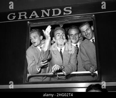 ***** Kollektion Juventus ***** ©Silvio Durante/LaPresse Archivio storico Torino settembre 1951 Giocatori Juventus in treno nella foto: il Trio svedese della Juventus Karl Age Praest, Karl Hansen e John Hansen con Boniperti salutano prima della partenza per Roma NEG- 10557 Stockfoto