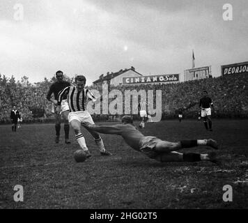 ***** Kollektion Juventus ***** ©Silvio Durante / LaPresse Archivio storico Torino 18-10-1953 CAMPIONATO ITALIANO DI CALCIO Torino-Juventus 2-4 Nella foto: GIAMPIERO BONIPERTI scartando il portiere ROMANO segna il suo primo gol. NEG- 48536 Stockfoto