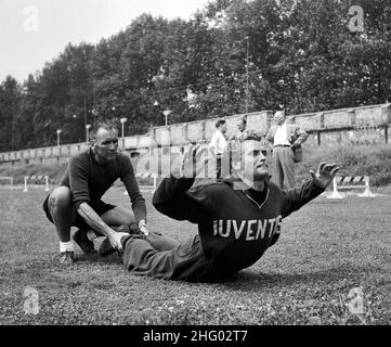 ***** Kollektion Juventus ***** © Silvio Durante / LaPresse Archivio storico 18-08-1953 CAMPO COMBI Olivieri e Boniperti Nella foto: Il nuovo allenatore della JUVENTUS ALDO OLIVIERI mentre assiste e partecipa all'allenamento di BONIPERTI NEG- 45065 Stockfoto