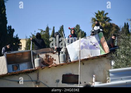 Die israelische Polizei zerstörte die Pflanzenküserei der Familie Sahlhiya und räumte den Inhalt ihres Hauses in Sheikh Jarrah aus. Das Grundstück, das von der Gemeinde Jerusalem enteignet wurde, ist laut der Gemeinde für den Bau von Bildungseinrichtungen für die Nachbarschaft bestimmt. Die Familie war mit Kraftstoff- und Gasflaschen auf das Dach gegangen und drohte, sich selbst zu verbrennen, falls die Bewohner gewaltsam vertrieben würden. 17th. Januar 2022. (Matan Golan/Alamy Live News) Stockfoto