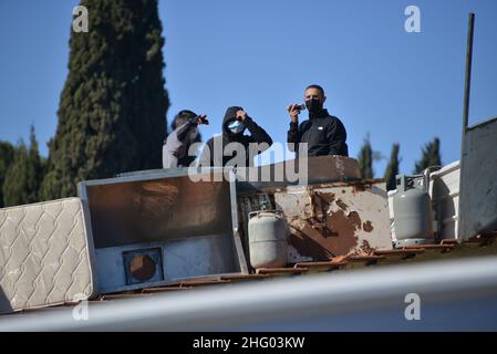 Die israelische Polizei zerstörte die Pflanzenküserei der Familie Sahlhiya und räumte den Inhalt ihres Hauses in Sheikh Jarrah aus. Das Grundstück, das von der Gemeinde Jerusalem enteignet wurde, ist laut der Gemeinde für den Bau von Bildungseinrichtungen für die Nachbarschaft bestimmt. Die Familie war mit Kraftstoff- und Gasflaschen auf das Dach gegangen und drohte, sich selbst zu verbrennen, falls die Bewohner gewaltsam vertrieben würden. 17th. Januar 2022. (Matan Golan/Alamy Live News) Stockfoto