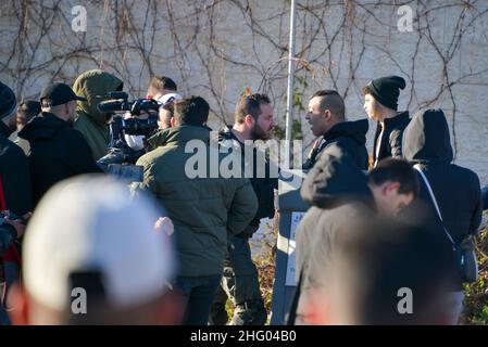 Die israelische Polizei zerstörte die Pflanzenküserei der Familie Sahlhiya und räumte den Inhalt ihres Hauses in Sheikh Jarrah aus. Das Grundstück, das von der Gemeinde Jerusalem enteignet wurde, ist laut der Gemeinde für den Bau von Bildungseinrichtungen für die Nachbarschaft bestimmt. Die Familie war mit Kraftstoff- und Gasflaschen auf das Dach gegangen und drohte, sich selbst zu verbrennen, falls die Bewohner gewaltsam vertrieben würden. 17th. Januar 2022. (Matan Golan/Alamy Live News) Stockfoto