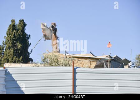 Die israelische Polizei zerstörte die Pflanzenküserei der Familie Sahlhiya und räumte den Inhalt ihres Hauses in Sheikh Jarrah aus. Das Grundstück, das von der Gemeinde Jerusalem enteignet wurde, ist laut der Gemeinde für den Bau von Bildungseinrichtungen für die Nachbarschaft bestimmt. Die Familie war mit Kraftstoff- und Gasflaschen auf das Dach gegangen und drohte, sich selbst zu verbrennen, falls die Bewohner gewaltsam vertrieben würden. 17th. Januar 2022. (Matan Golan/Alamy Live News) Stockfoto