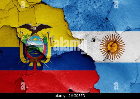 Flaggen von Ecuador und Argentinien auf rissige Wand gemalt Stockfoto