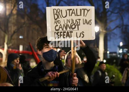 London, Großbritannien. 17th Januar 2022. Während der Demonstration wird ein Demonstrator mit einem Plakat gesehen. Hunderte von Demonstranten versammelten sich im College Green gegenüber dem Oberhaus des britischen Parlaments, um gegen das Gesetz über Polizei, Kriminalität, Verurteilung und Gerichte zu protestieren. Das Oberhaus wird heute über das Gesetz abstimmen, und wenn es verabschiedet wird, wird die Polizei mehr Macht erhalten, Proteste in Großbritannien abzuweisen. Kredit: SOPA Images Limited/Alamy Live Nachrichten Stockfoto