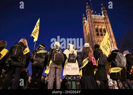 London, Großbritannien. 17th Januar 2022. Demonstranten werden am College Green in einer Demonstration gegen den Gesetzentwurf gesehen. Hunderte von Demonstranten versammelten sich im College Green gegenüber dem Oberhaus des britischen Parlaments, um gegen das Gesetz über Polizei, Kriminalität, Verurteilung und Gerichte zu protestieren. Das Oberhaus wird heute über das Gesetz abstimmen, und wenn es verabschiedet wird, wird die Polizei mehr Macht erhalten, Proteste in Großbritannien abzuweisen. Kredit: SOPA Images Limited/Alamy Live Nachrichten Stockfoto