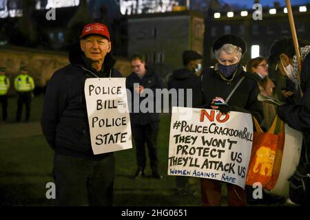 London, Großbritannien. 17th Januar 2022. Die Demonstranten halten Plakate, auf denen ihre Ansicht über den Gesetzesentwurf während der Demonstration zum Ausdruck gebracht wird. Hunderte von Demonstranten versammelten sich im College Green gegenüber dem Oberhaus des britischen Parlaments, um gegen das Gesetz über Polizei, Kriminalität, Verurteilung und Gerichte zu protestieren. Das Oberhaus wird heute über das Gesetz abstimmen, und wenn es verabschiedet wird, wird die Polizei mehr Macht erhalten, Proteste in Großbritannien abzuweisen. Kredit: SOPA Images Limited/Alamy Live Nachrichten Stockfoto