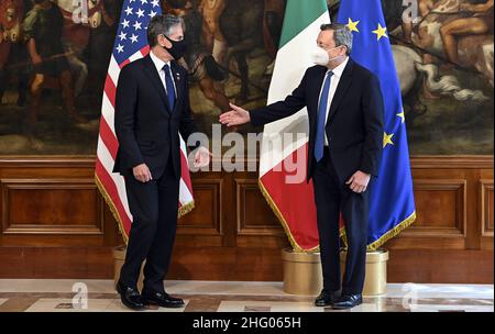 Foto Riccardo Antimiani/POOL Ansa/LaPresse28-06-2021 Roma - ItalienPoliticaRoma, Mario Draghi riceve il Segretario di Stato degli Stati Uniti d'America Anthony BlinkenNella foto: Anthony Blinken, Mario DraghiPhoto Riccardo Antimiani/POOL Ansa/LaPresse28-06-2021 Rom - ItalienPoliticsDer italienische Premierminister Mario Draghi während seines Treffens mit dem US-Außenminister im Palazzo Chigi.Blinken im Bild: Anthony Blinken, Mario Draghi Stockfoto