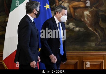 Foto Riccardo Antimiani/POOL Ansa/LaPresse28-06-2021 Roma - ItalienPoliticaRoma, Mario Draghi riceve il Segretario di Stato degli Stati Uniti d'America Anthony BlinkenNella foto: Anthony Blinken, Mario DraghiPhoto Riccardo Antimiani/POOL Ansa/LaPresse28-06-2021 Rom - ItalienPoliticsDer italienische Premierminister Mario Draghi während seines Treffens mit dem US-Außenminister im Palazzo Chigi.Blinken im Bild: Anthony Blinken, Mario Draghi Stockfoto