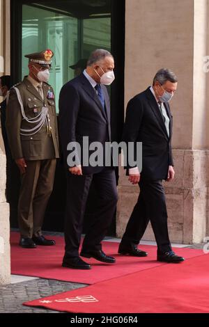 Mauro Scrobogna /LaPresse 02. Juli 2021&#xa0; Rom, Italien Politik Palazzo Chigi - Besuch des Präsidenten des Rates der Republik Irak auf dem Foto: Premierminister Mario Draghi trifft den Premierminister der Republik Irak, Mustafa Al-Kadhimi Stockfoto