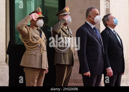 Mauro Scrobogna /LaPresse 02. Juli 2021&#xa0; Rom, Italien Politik Palazzo Chigi - Besuch des Präsidenten des Rates der Republik Irak auf dem Foto: Premierminister Mario Draghi trifft den Premierminister der Republik Irak, Mustafa Al-Kadhimi Stockfoto