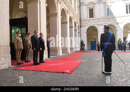 Mauro Scrobogna /LaPresse 02. Juli 2021&#xa0; Rom, Italien Politik Palazzo Chigi - Besuch des Präsidenten des Rates der Republik Irak auf dem Foto: Premierminister Mario Draghi trifft den Premierminister der Republik Irak, Mustafa Al-Kadhimi Stockfoto