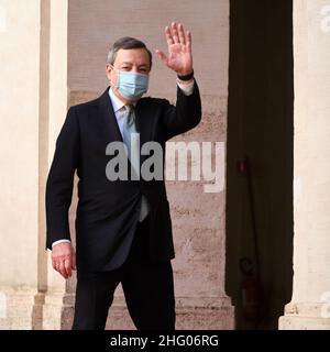 Mauro Scrobogna /LaPresse 02. Juli 2021&#xa0; Rom, Italien Politik Palazzo Chigi - Besuch des Präsidenten des Rates der Republik Irak auf dem Foto: Premierminister Mario Draghi trifft den Premierminister der Republik Irak, Mustafa Al-Kadhimi Stockfoto