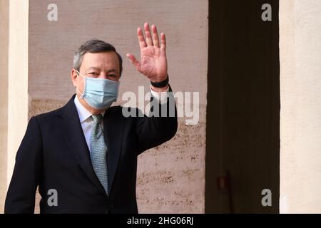 Mauro Scrobogna /LaPresse 02. Juli 2021&#xa0; Rom, Italien Politik Palazzo Chigi - Besuch des Präsidenten des Rates der Republik Irak auf dem Foto: Premierminister Mario Draghi trifft den Premierminister der Republik Irak, Mustafa Al-Kadhimi Stockfoto