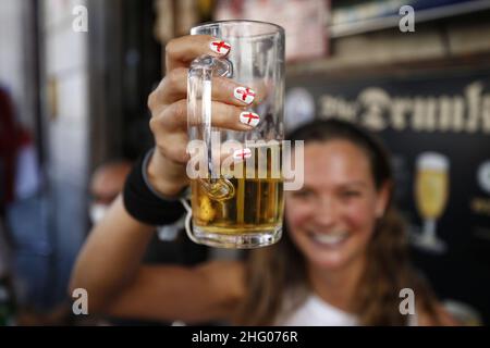 Cecilia Fabiano/ LaPresse Juli 03 , 2021 Roma (Italien) News : Englische Fußballfans trinken Bier, bevor sie zum Olympiastadion in Campo de Fiori im Pic gehen : Fans im Pub Stockfoto