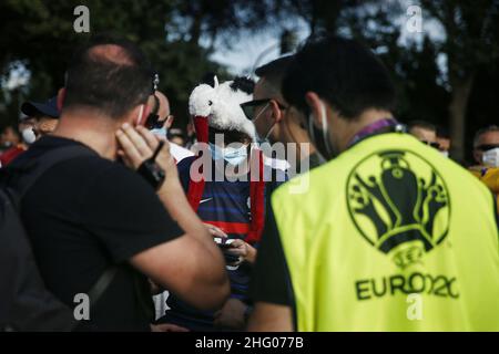 Cecilia Fabiano/ LaPresse Juli 03 , 2021 Roma (Italien) News : Englische Fußballfans im Olympiastadion zum Fußballspiel gegen die Ukraine im Pic : Kontrollpunkt für grünen Pass Stockfoto