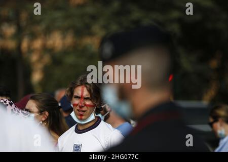 Cecilia Fabiano/ LaPresse Juli 03 , 2021 Roma (Italien) News : Englische Fußballfans im Olympiastadion zum Fußballspiel gegen die Ukraine im Pic : Kontrollpunkt für grünen Pass Stockfoto