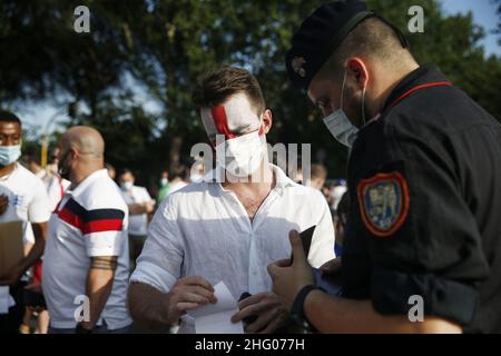 Cecilia Fabiano/ LaPresse Juli 03 , 2021 Roma (Italien) News : Englische Fußballfans im Olympiastadion zum Fußballspiel gegen die Ukraine im Pic : Kontrollpunkt für grünen Pass Stockfoto