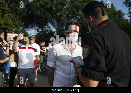 Cecilia Fabiano/ LaPresse Juli 03 , 2021 Roma (Italien) News : Englische Fußballfans im Olympiastadion zum Fußballspiel gegen die Ukraine im Pic : Kontrollpunkt für grünen Pass Stockfoto