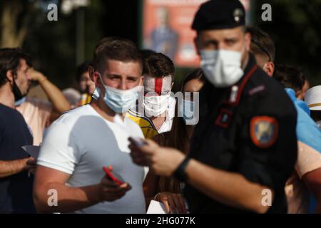 Cecilia Fabiano/ LaPresse Juli 03 , 2021 Roma (Italien) News : Englische Fußballfans im Olympiastadion zum Fußballspiel gegen die Ukraine im Pic : Kontrollpunkt für grünen Pass Stockfoto