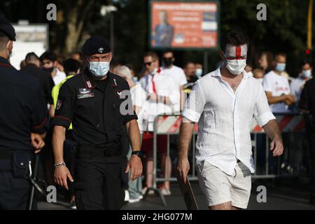 Cecilia Fabiano/ LaPresse Juli 03 , 2021 Roma (Italien) News : Englische Fußballfans im Olympiastadion zum Fußballspiel gegen die Ukraine im Pic : Kontrollpunkt für grünen Pass Stockfoto