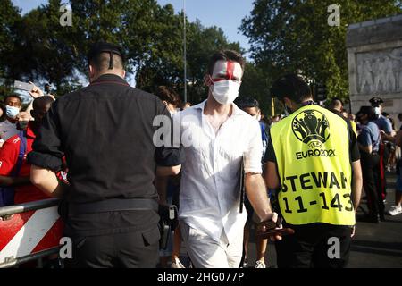 Cecilia Fabiano/ LaPresse Juli 03 , 2021 Roma (Italien) News : Englische Fußballfans im Olympiastadion zum Fußballspiel gegen die Ukraine im Pic : Kontrollpunkt für grünen Pass Stockfoto