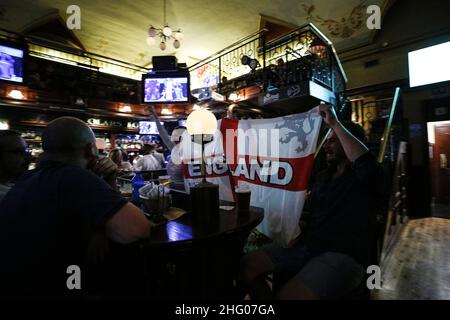 Cecilia Fabiano/ LaPresse Juli 03 , 2021 Roma (Italien) News : Englische Fußballfans in Rom für die Euro 2020 im Pic : Englische Fußballfans sehen sich das Fußballspiel in einem Pub an Stockfoto