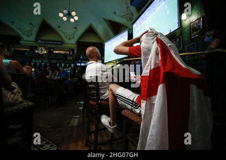 Cecilia Fabiano/ LaPresse Juli 03 , 2021 Roma (Italien) News : Englische Fußballfans in Rom für die Euro 2020 im Pic : Englische Fußballfans sehen sich das Fußballspiel in einem Pub an Stockfoto