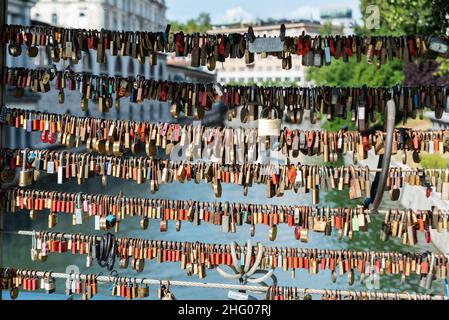 Ljubljana, Slowenien - 15. Juli 2021: Vorhängeschlösser auf der Metzgerbrücke in der Hauptstadt Sloweniens, Fußgängerbrücke über den Fluss Ljubljana in Ljubljana Stockfoto