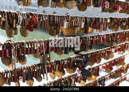 Ljubljana, Slowenien - 15. Juli 2021: Vorhängeschlösser auf der Metzgerbrücke in der Hauptstadt Sloweniens, Fußgängerbrücke über den Fluss Ljubljana in Ljubljana Stockfoto