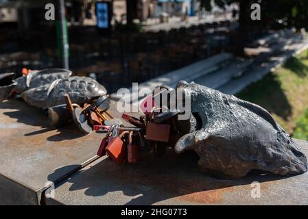 Ljubljana, Slowenien - 15. Juli 2021: Vorhängeschlösser auf der Metzgerbrücke in der Hauptstadt Sloweniens, Fußgängerbrücke über den Fluss Ljubljana in Ljubljana Stockfoto