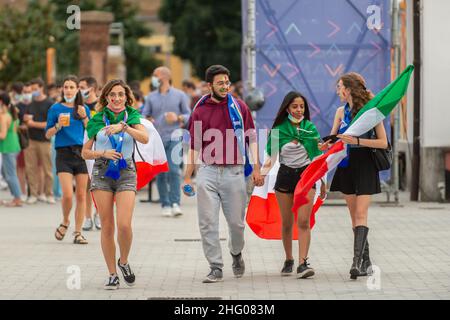 Claudio Furlan/LaPresse 06. Juli 2021 Mailand, Italien Nachrichten Großleinwand im Martinitt-Theater für das Halbfinale der Euro 2020 in Italien und Spanien Stockfoto